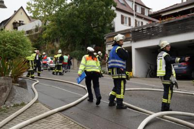Dachstuhlbrand  in Weil im Schoenbuch loest Grosseinsatz der Feuerwehren aus.